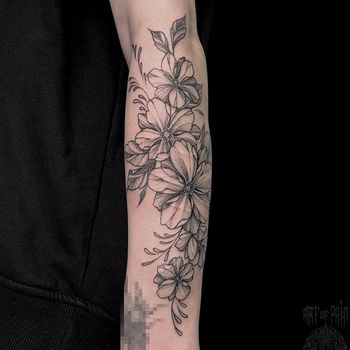 Татуировка женская графика на предплечье цветы 