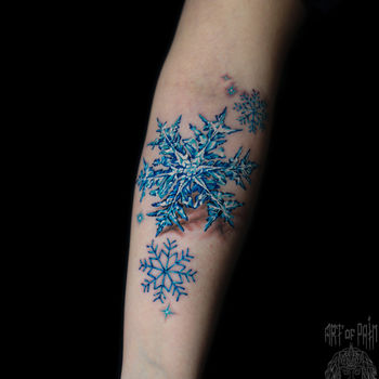 Татуировка женская реализм на предплечье снежинка