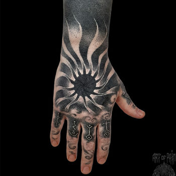 Татуировка мужская графика на кисти узор и символы на пальцах