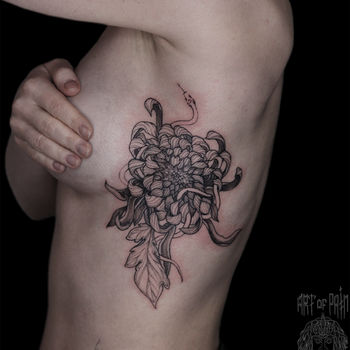 Татуировка женская графика на боку хризантема и змейка
