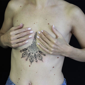 Татуировка женская орнаментал под грудью узор
