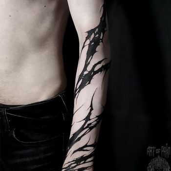 Татуировка мужская графика на предплечье трещина