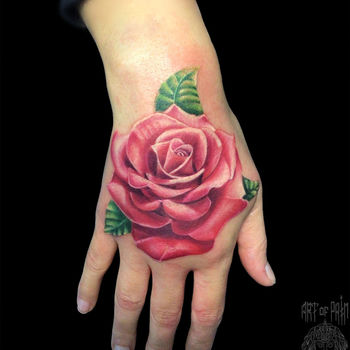 Татуировка реализм на кисти роза