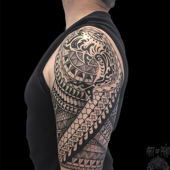 Татуировка мужская полинезия на плече орнамент