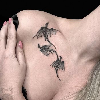 Татуировка женская графика на ключице драконы