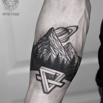 Татуировка мужская графика на предплечье горы, треугольник, сатурн