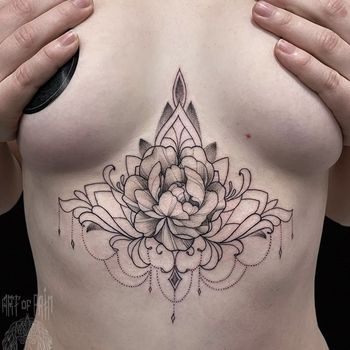 Татуировка женская графика на животе узор и цветок