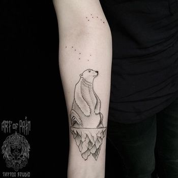 Татуировка женская графика на предплечье белый медведь на льдине