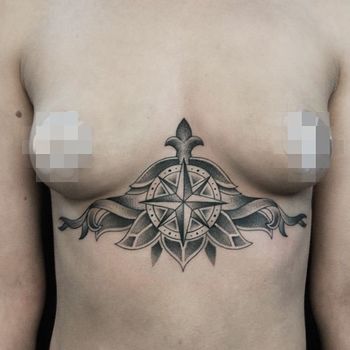 Татуировка женская графика на груди роза ветров