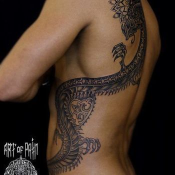 Татуировка мужская графика на боку дракон и узор