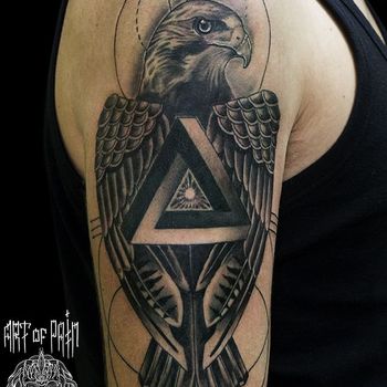 Татуировка мужская графика на плече орёл и треугольник
