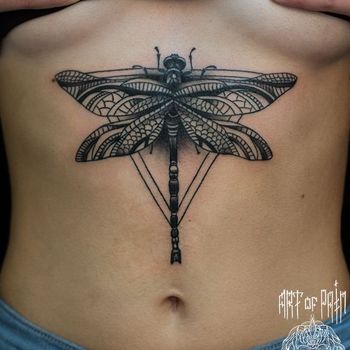 Татуировка женская графика на животе стрекоза