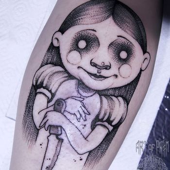 Татуировка мужская графика на предплечье Алиса с ножом 