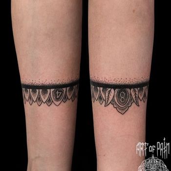 Татуировка женская графика на предплечье браслет с листьями
