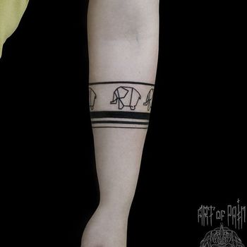 Татуировка женская графика на предплечье браслет со слонами