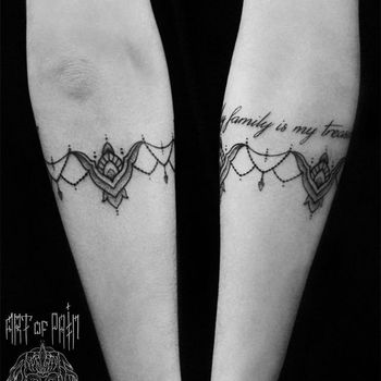 Татуировка женская графика на предплечье браслет с надписью