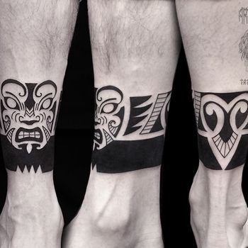 Татуировка мужская графика на щиколотке браслет в стиле полинезия