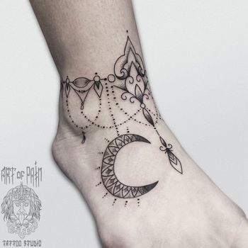 Татуировка женская графика на щиколотке браслет с полумесяцем