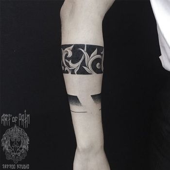 Татуировка женская графика на запястье браслет с узором