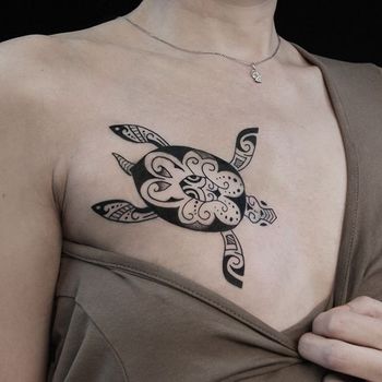Татуировка женская графика на груди черепаха