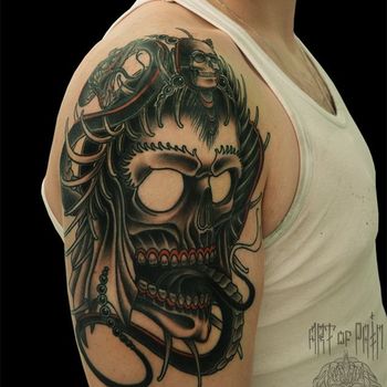Татуировка мужская графика на плече череп и змея