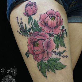Татуировка женская графика на бедре розовые пионы