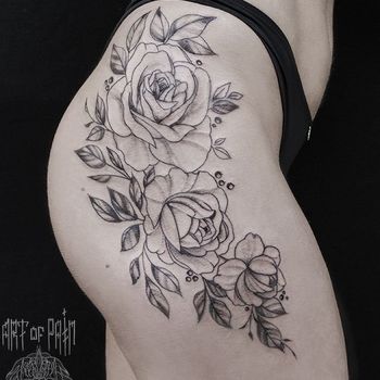 Татуировка женская графика на бедре розы и листья