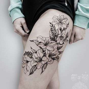 Татуировка женская графика на бедре белые лилии