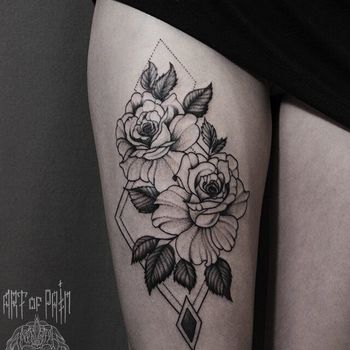 Татуировка женская графика на бедре розы и ромбы