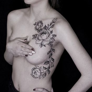 Татуировка женская графика на груди пионы