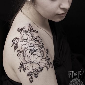 Татуировка женская графика на плече чайная роза