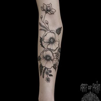 Татуировка женская графика на предплечье полевые цветы