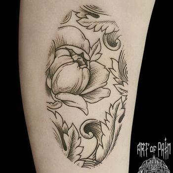 Татуировка женская графика на предплечье цветок в овальной рамке