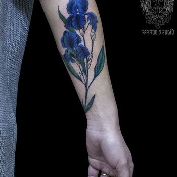 Татуировка женская графика на предплечье синий ирис
