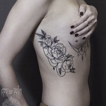 Татуировка женская графика на ребрах три пиона
