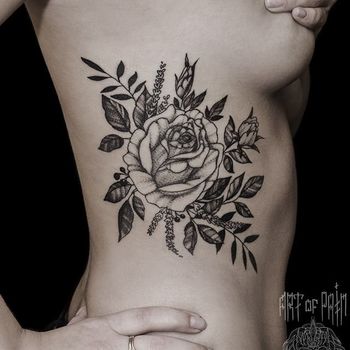 Татуировка женская графика на ребрах дикая роза