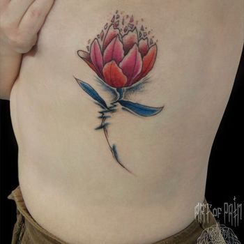 Татуировка женская графика на ребрах цветок-фэнтези