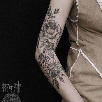 Татуировка женская графика на руке крупные цветы розы