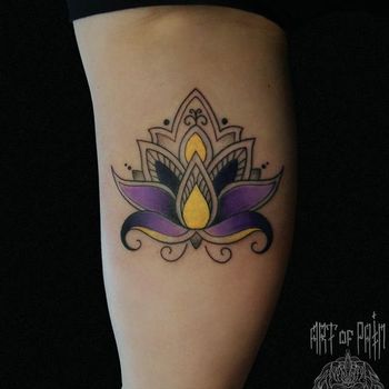 Татуировка женская графика на руке лотос