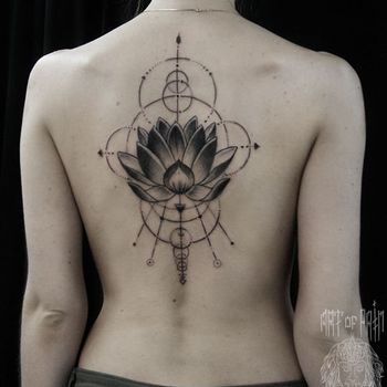 Татуировка женская графика на спине композиция с цветком лотоса