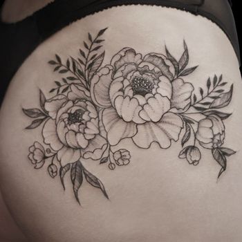 Татуировка женская графика на ягодице цветы