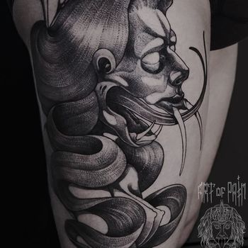 Татуировка мужская графика на бедре демон