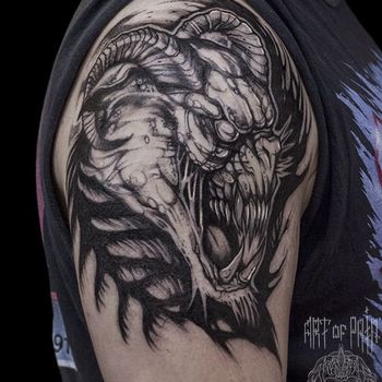 Татуировка мужская графика на плече демон с рогами