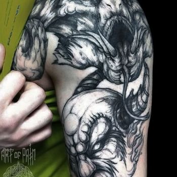 Татуировка мужская графика на плече два демона