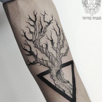 Татуировка мужская графика на предплечье дерево и треугольник