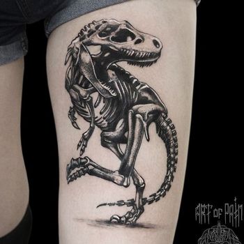 Татуировка женская графика на бедре динозавр