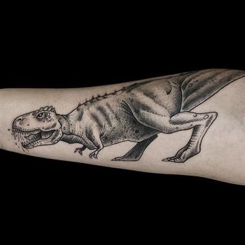 Татуировка женская графика на предплечье динозавр