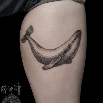 Татуировка женская графика на бедре кит