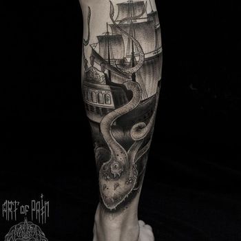 Татуировка мужская графика на икре корабль и кракен