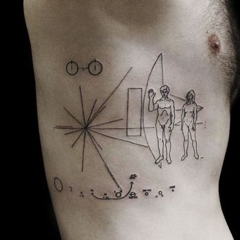 Татуировка мужская графика на ребрах космос